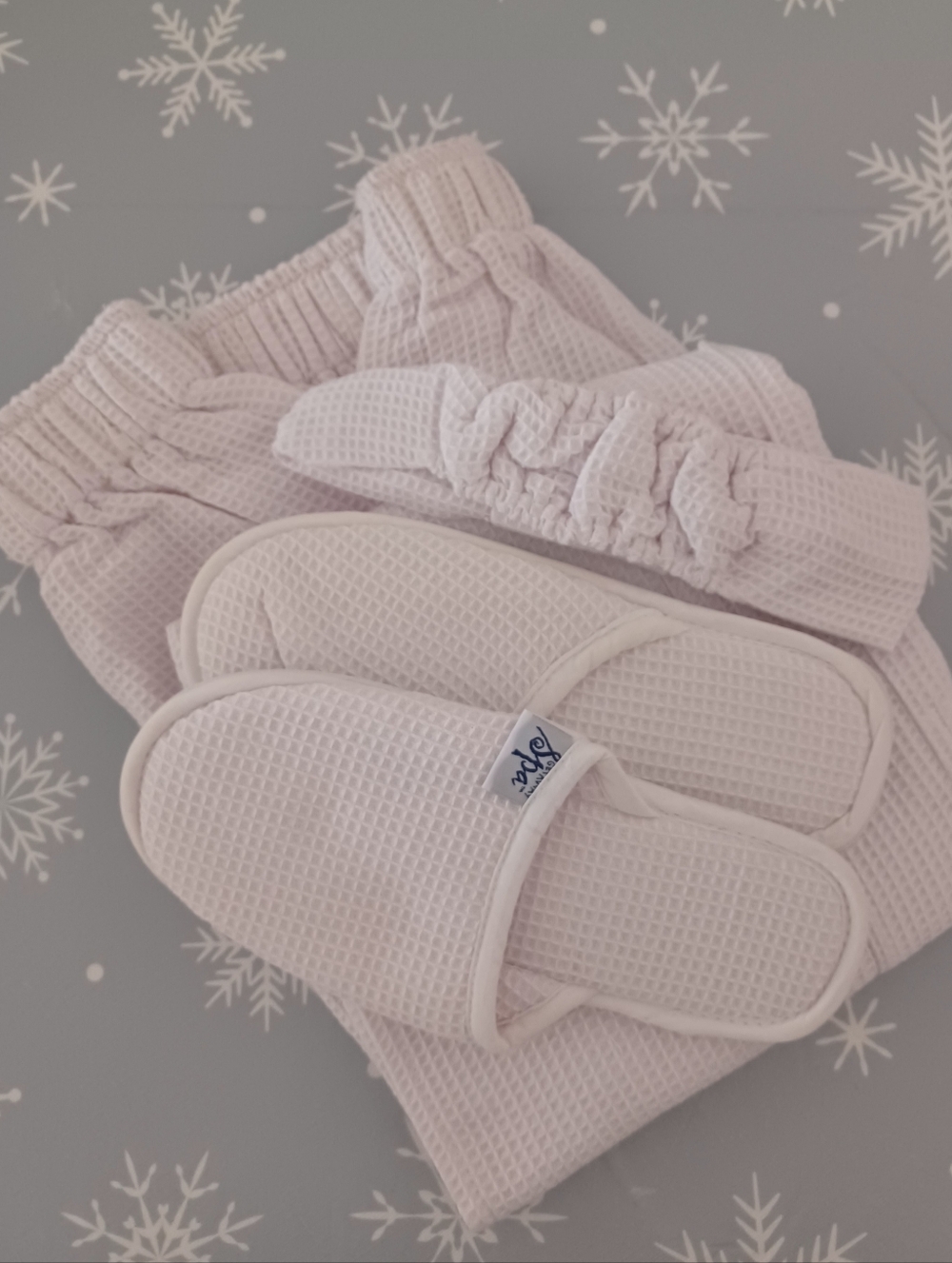 Getawey Spa White 3- Piece Set: Wrap, Slippers & Headband